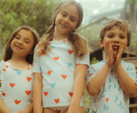 Camiseta con estampado de corazones desteñidos