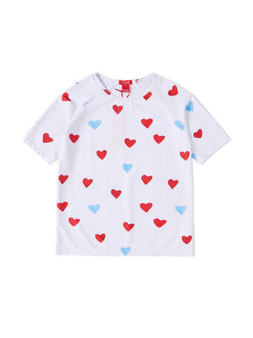 Camiseta con estampado de corazones desteñidos